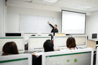 Economía en la universidad, una pieza más de la superestructura hegemónica